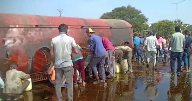 Tanker Carrying Edible Oil Overturns In Maharashtra Locals Loot Oil In