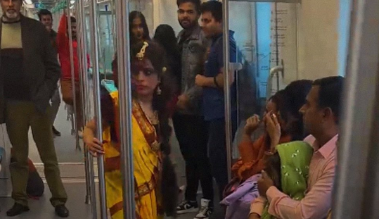 Video Of Woman Posing As Manjulika In Delhi Metro Goes Viral