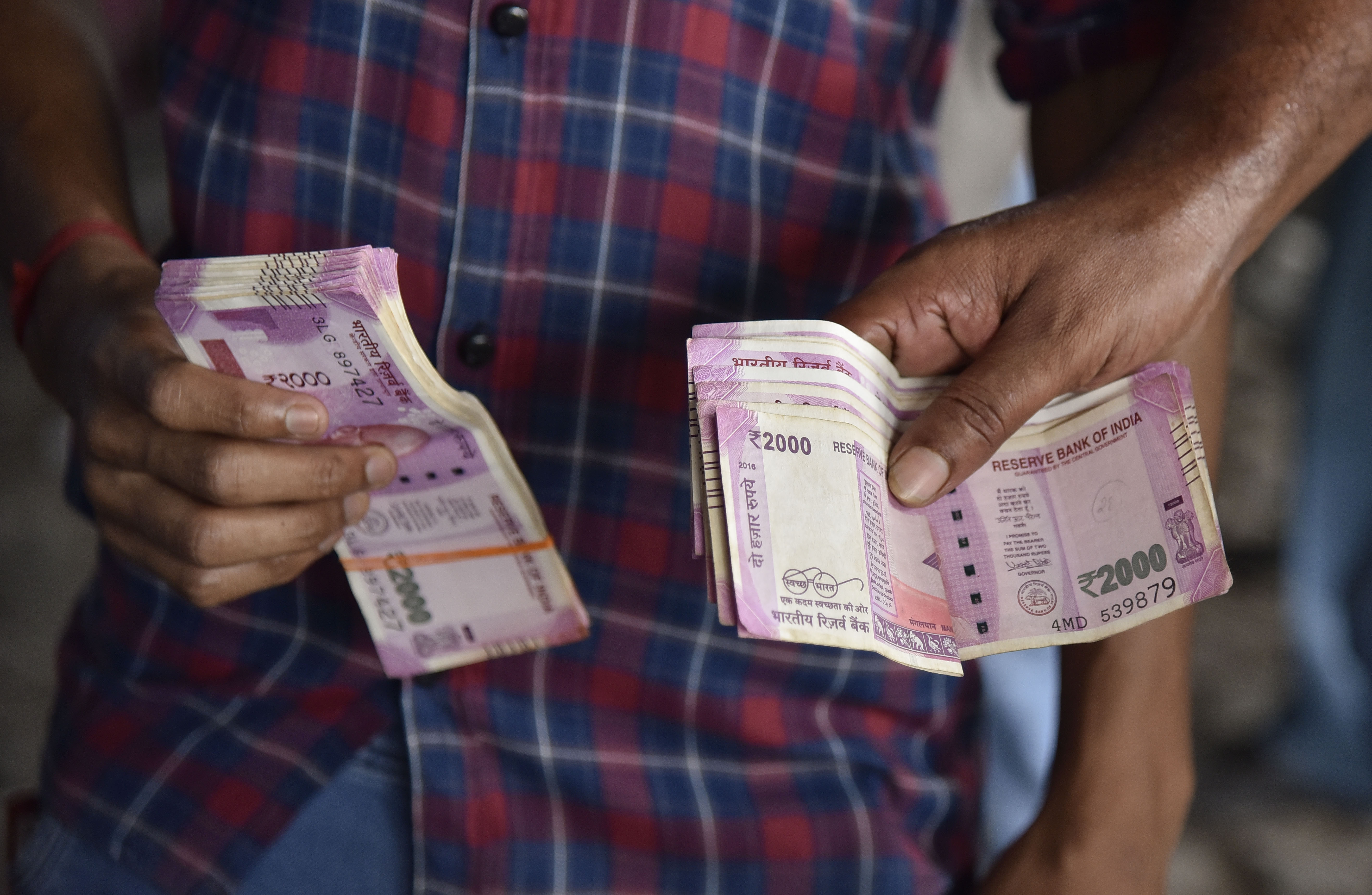 Not Withdrawing Rs 500 Notes Rs 1 80 Lakh Crore Worth Rs 2 000 Note