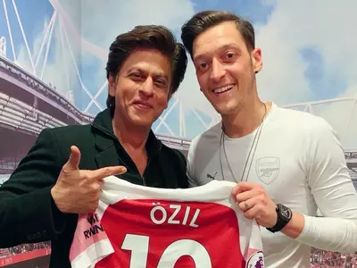 shah rukh khan spend evening with mesut ozil