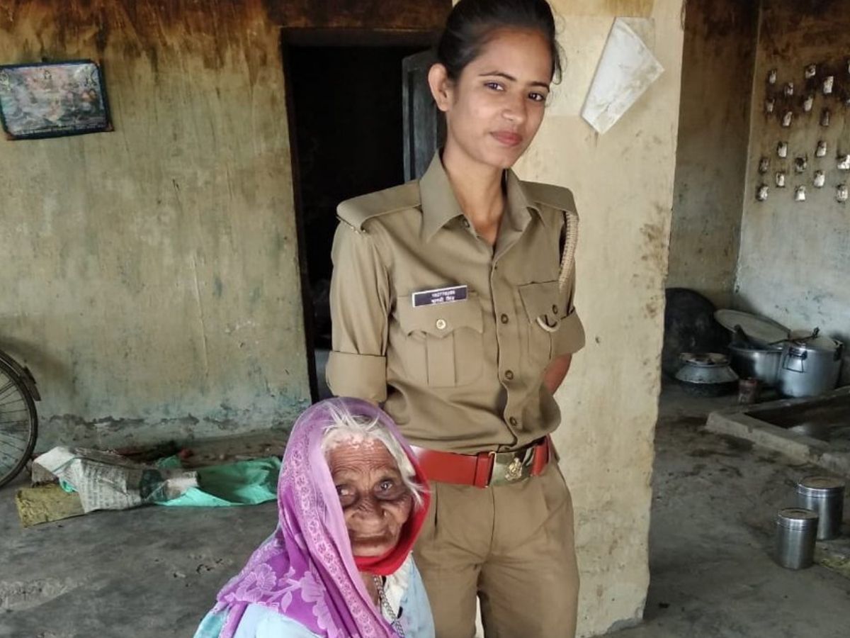 Humanity First: UP Woman Constable Feeds Starving Elderly Woman, Helps Her  With Bank Work