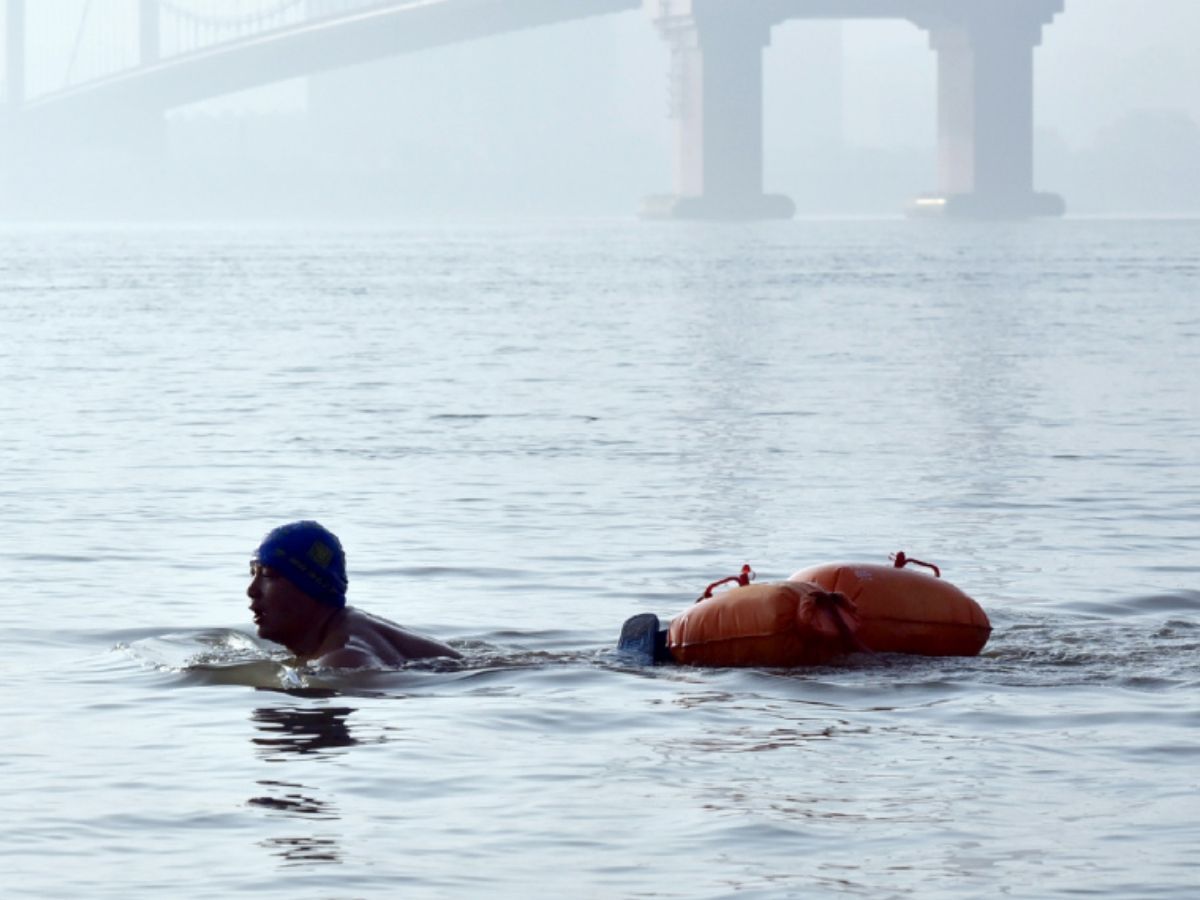 11 Years On Chinese Worker Still Swims Daily Across Yangtze River To Cut Travel Time Stay Fit