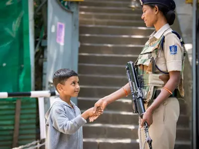 an adorable photo of a CRPF (Central Reserve Police Force) personnel shaking hands with a Kashmiri k