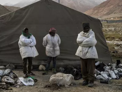 Indian Workers Toil In Cold Indian Himalayan Desert