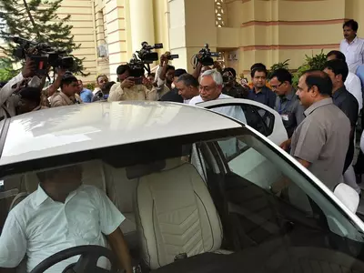 Nitish Kumar In Electric Car, Electric Car India, Bihar Electric Car Use, Bihar EV Charging Points,