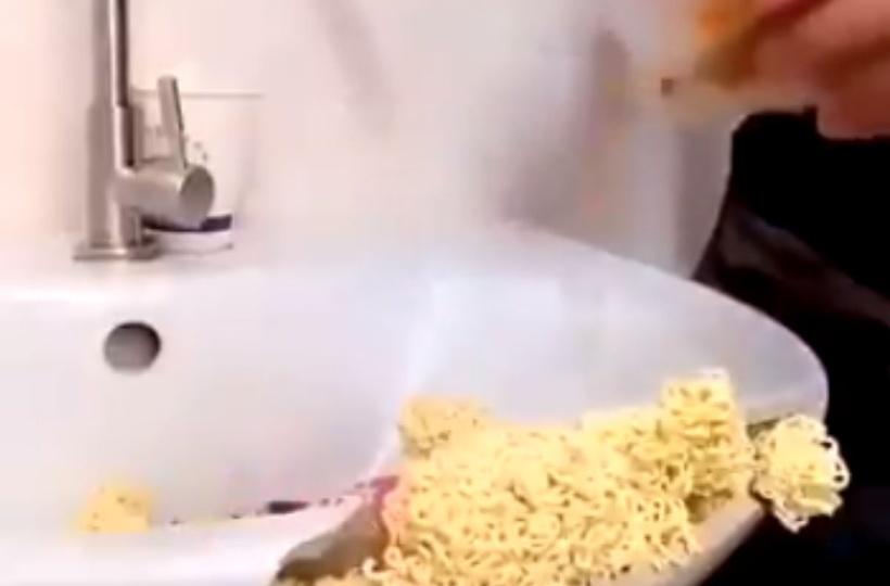 flamme eksplodere Kvadrant Man Uses Raw Noodle Cakes To Fix Broken Sink In What Can Only Be Called  'Jugaad' Of The Century