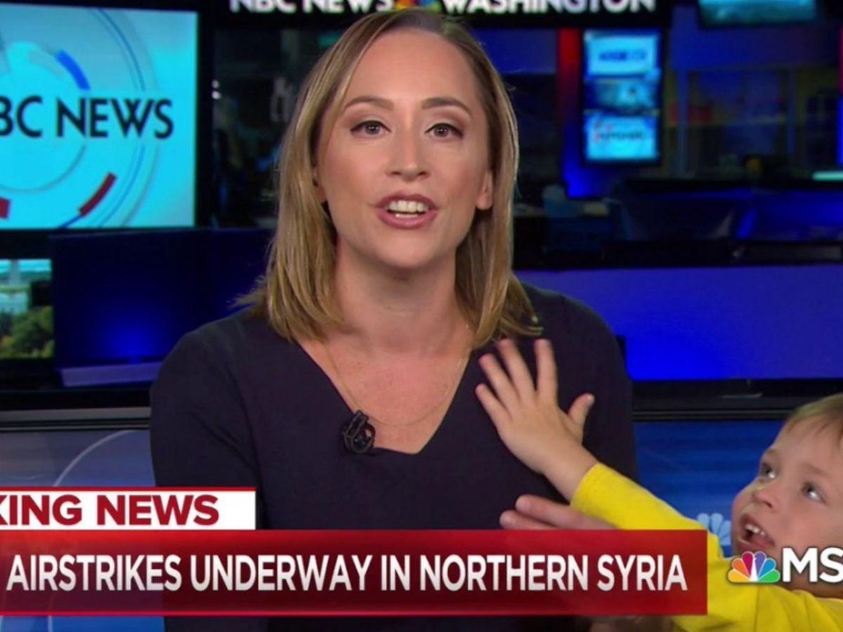 News Anchor's Son Saunters Onto Set During Live Bulletin Without A Care In The World & It's Just So Relatable News Anchor's Son Saunters Onto Set During Live Bulletin Without A Care In The World & It's Just So Relatable