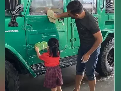 Ziva Helps MS Dhoni Clean His Car