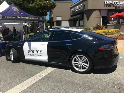 Tesla Model S, Tesla Police Car Runs Out Of Charge, Tesla Police Car Stops, Tesla Car Chase, Tesla P