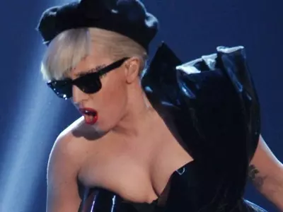 Lady Gaga performs headless!