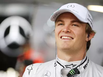 Rosberg extends deal with Mercedes