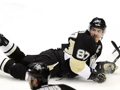 NHL-Crosby passes Penguins past Senators