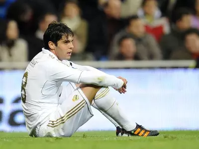 Kaka becomes first athlete to pass 10 million followers on Twitter