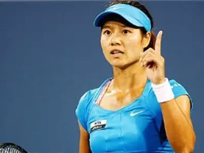 Li Na defeats battling Venus Williams to reach Cincinnati final