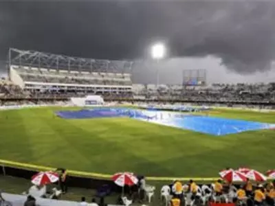 Rain forces early stumps on Day 3