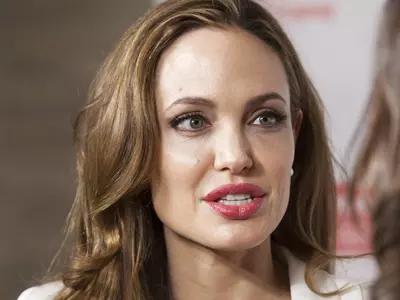 Angelina Jolie to wear slinky dress for wedding