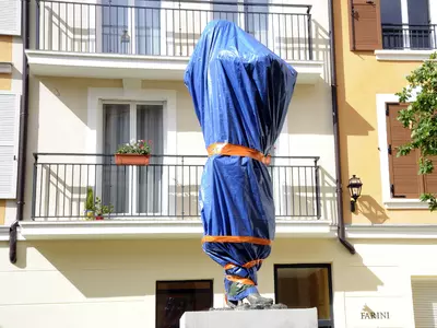 'Worker' Carla Bruni-Sarkozy statue sparks outrage