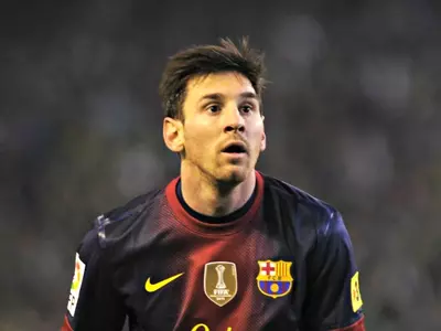 Lionel Messi agrees to new contract
