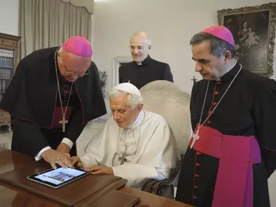 Pope Takes to Twitter, to Tweet in 6 Languages