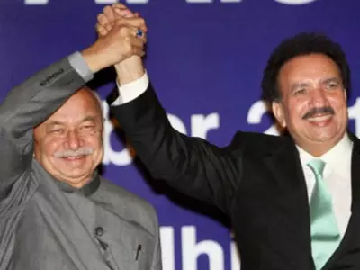 Sushilkumar Shinde with his Pakistani counterpart Rehman Malik
