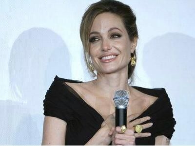 Jolie good leg up, Angelina