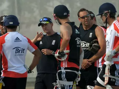England batters hold crisis meeting after Pak debacle