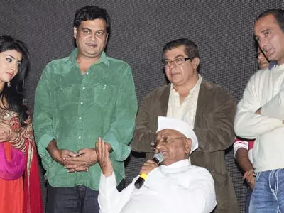 Anna Hazare with actors