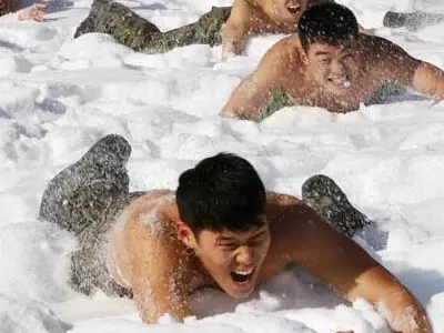 Half-naked South Korean soldiers train for winter war