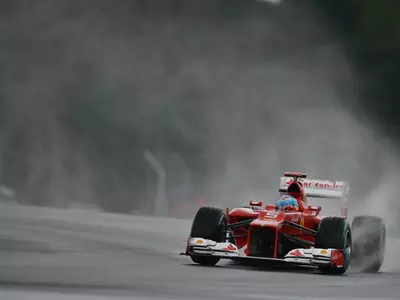 Fernando Alonso takes pole at British GP