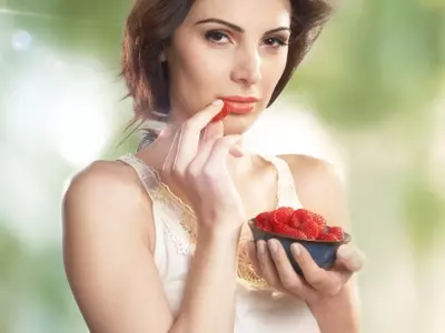 girl eating fruits