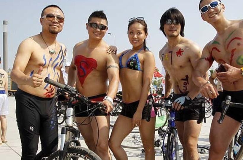 Shanghai stages half-naked bike ride!