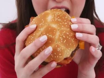 People Turn to High-Calorie Food First After Fasting