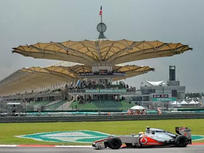 Lewis Hamilton steals show in Malaysia