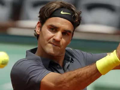 Roger Federer survives hiccup to land record win