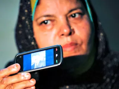 Pakistan Suspends Mobile Services