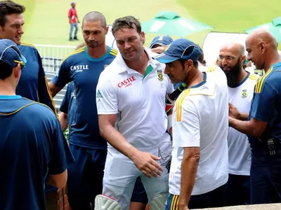Jacques Kallis is welcomed by his teammates as he walks back in his final Test. (Getty Images)