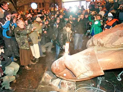 Ukraine Protesters Throng Kiev, Topple Lenin Statue