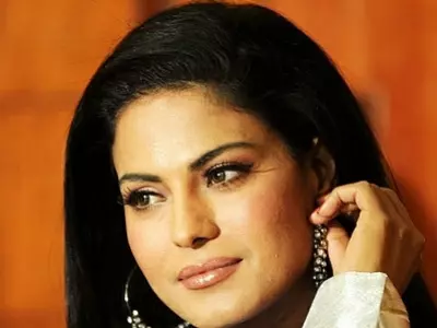 World Record! Veena Malik Kissed by 100 Men in 1 Min