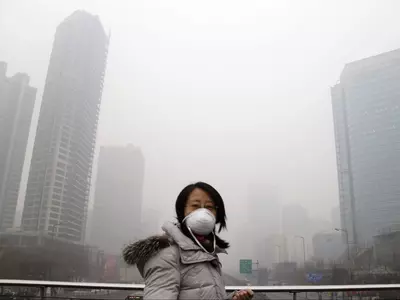 Beijing Chokes on Lingering Smog