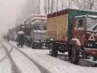 Heavy snowfall blocks Jammu-Srinagar highway
