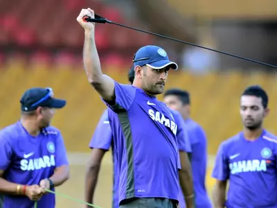 'Dhoni should give up IPL, T20 captaincy'