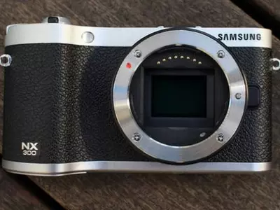 Samsung Mirrorless Cam