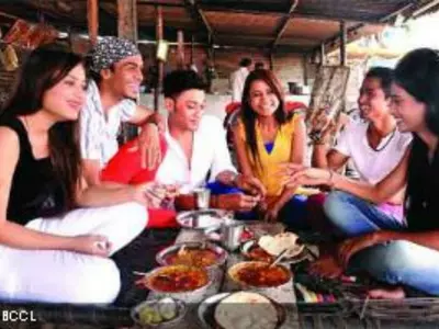 Youngsters Switch to Dhabas from Clubs on Weekends