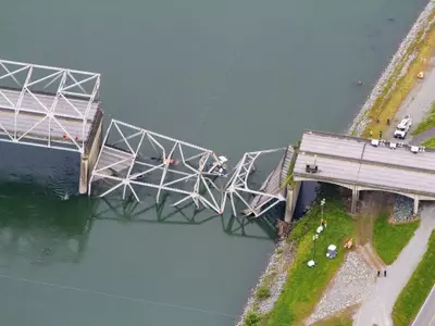 Three Survive US Bridge Collapse; New Span Sought