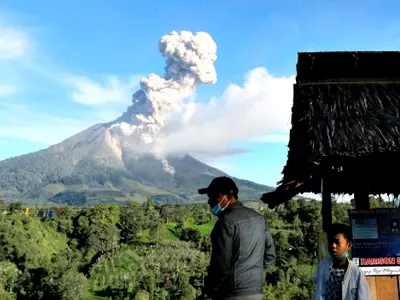 18,000 Indonesians Flee Erupting Volcano