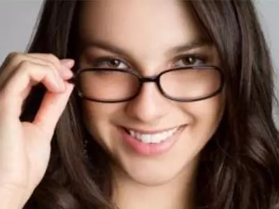 How to Look Pretty in Glasses