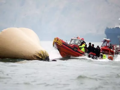 South Korea Ferry: Divers Renew Search