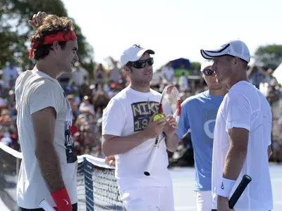 Roger Federer and Lleyton Hewitt had victories on Saturday to set up a meeting in the Brisbane International final, renewing a rivalry that stretches back to the last millennium.
