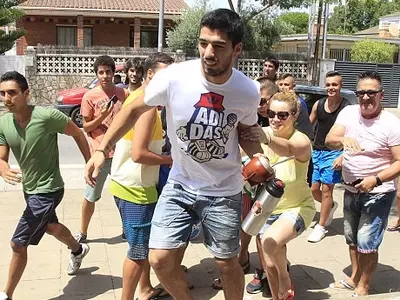 Suarez Mobbed By Fans In Barcelona