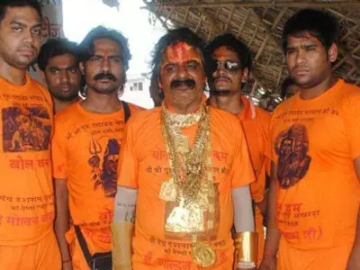 Golden-Baba-wearing-8-kg-gold-jewellery-reaches-Ghaziabad-from-Haridwar-with-holy-water